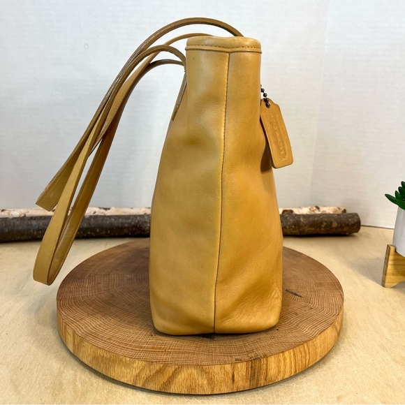Vintage Coach 9077 Leather Tote – Camel / British Tan - Picture 13 of 16